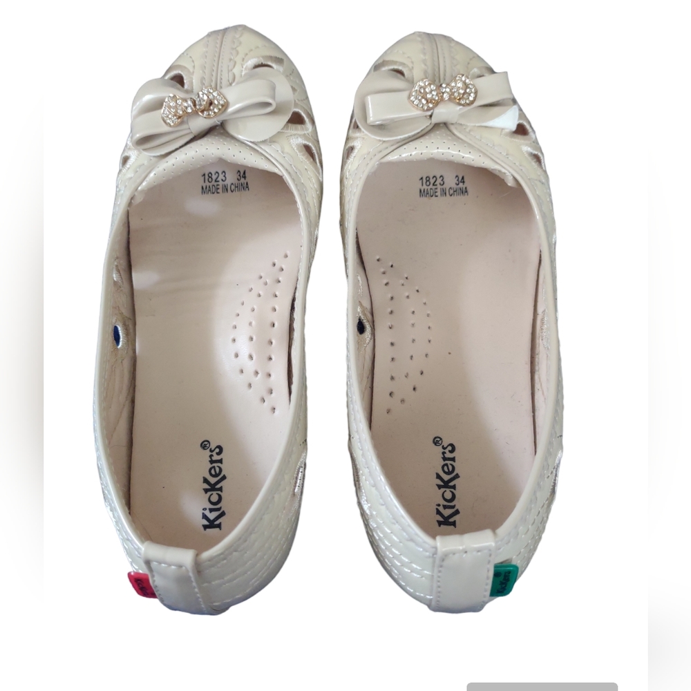 Kickers‎ cream colored flats with bow tie detail Size 4 Classic Casual